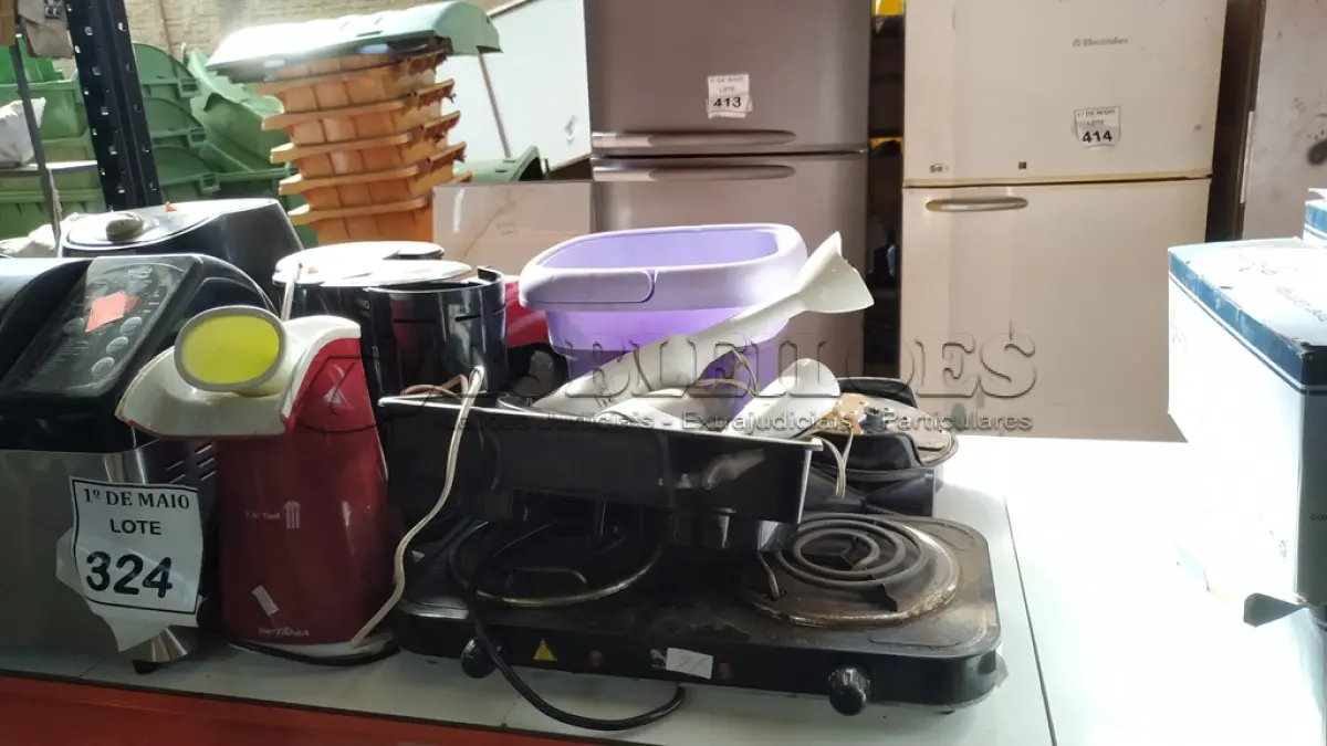 LOTE 324 - 01 MÁQUINA DE PÃO, 01 AIR FRYER, CAFETEIRAS COM AVARIAS E DIVERSOS.  (NO ESTADO) ATENÇÃO! FAZER A VISITAÇÃO ANTES DE ARREMATAR, NÃO SABEMOS SE FUNCIONA. LEILÃO NÃO TEM GARANTIA E NEM DEVOLUÇÃO, SUJEITO A POSSÍVEIS AVARIAS VISÍVEIS/OCULTAS E/OU AUSÊNCIA DE COMPONENTES.