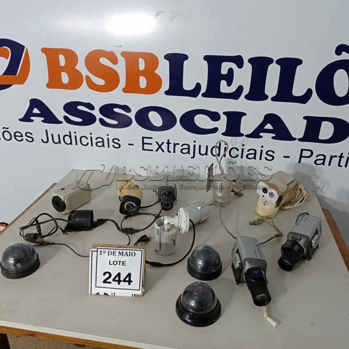 LOTE 244 - 01 LOTE C/VÁRIAS CÂMERAS DE SEGURANÇA MARCAS E MODELOS DIVERSOS. (NO ESTADO) ATENÇÃO! FAZER A VISITAÇÃO ANTES DE ARREMATAR, NÃO SABEMOS SE FUNCIONA. LEILÃO NÃO TEM GARANTIA E NEM DEVOLUÇÃO, SUJEITO A POSSÍVEIS AVARIAS VISÍVEIS/OCULTAS E/OU AUSÊNCIA DE COMPONENTES.