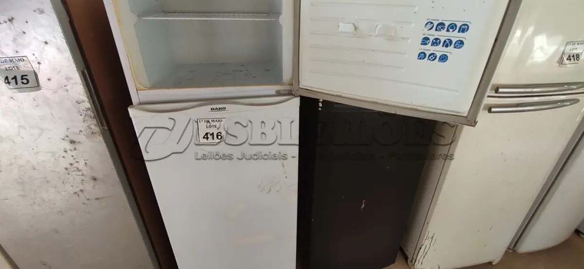 LOTE 416 - 01 GELADEIRA MARCA DAKO 220V COM AVARIAS. (NO ESTADO) ATENÇÃO! FAZER A VISITAÇÃO ANTES DE ARREMATAR, NÃO SABEMOS SE FUNCIONA. LEILÃO NÃO TEM GARANTIA E NEM DEVOLUÇÃO, SUJEITO A POSSÍVEIS AVARIAS VISÍVEIS/OCULTAS E/OU AUSÊNCIA DE COMPONENTES.