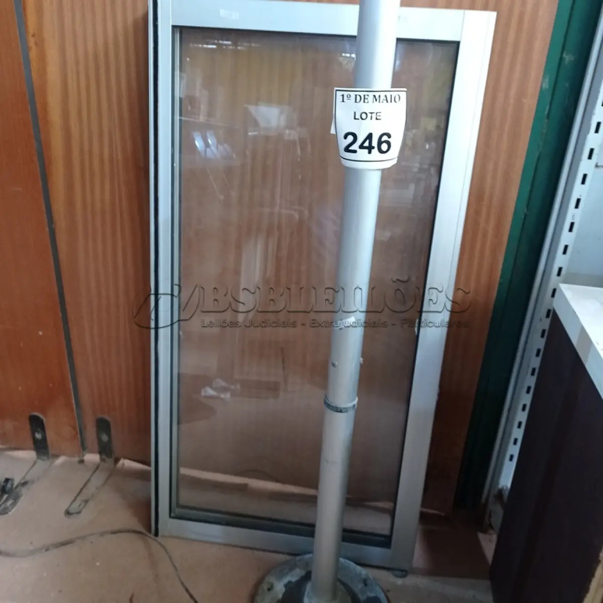 LOTE 246 - 01 CABEÇOTE REFLETOR PARA CADEIRA ODONTOLÓGICA E 02 VIDROS AVULSOS. (NO ESTADO) ATENÇÃO! FAZER A VISITAÇÃO ANTES DE ARREMATAR, NÃO SABEMOS SE FUNCIONA. LEILÃO NÃO TEM GARANTIA E NEM DEVOLUÇÃO, SUJEITO A POSSÍVEIS AVARIAS VISÍVEIS/OCULTAS E/OU AUSÊNCIA DE COMPONENTES.