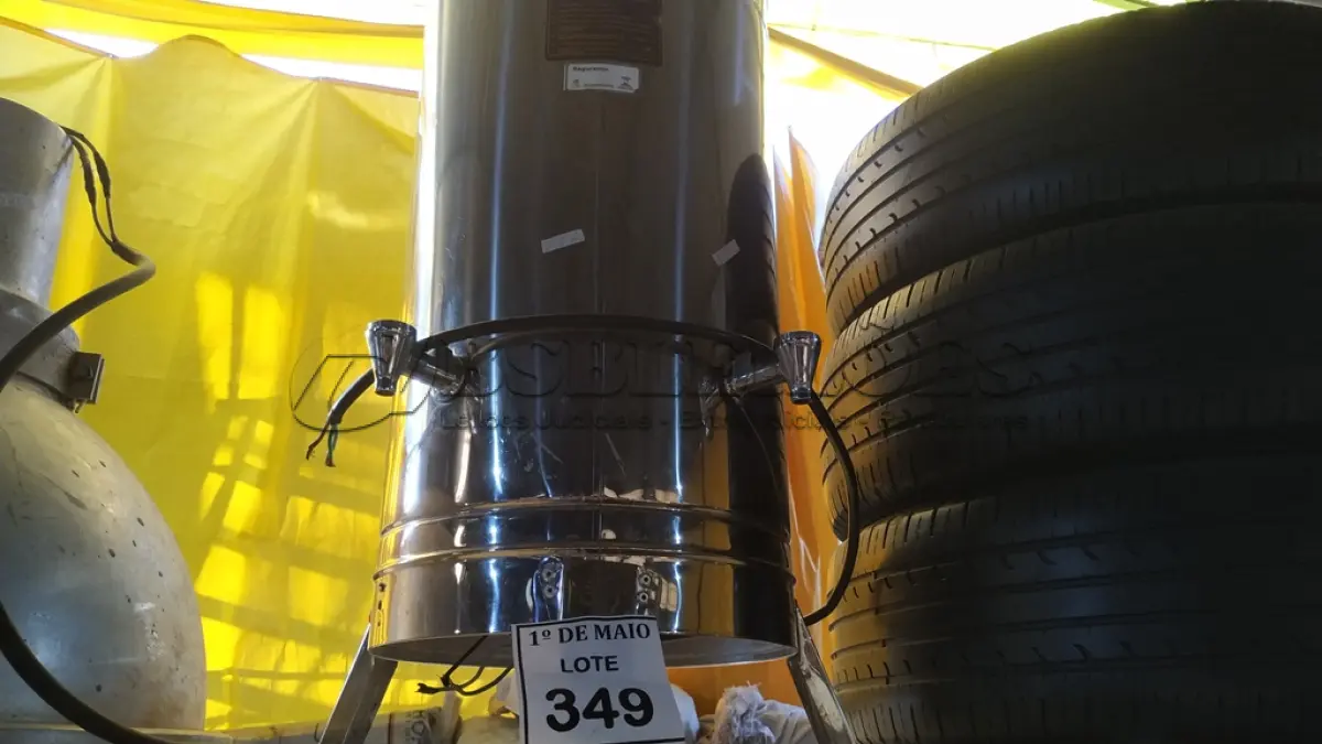 LOTE 349 - 01 CAFETEIRA INDUSTRIAL EM INOX.  (NO ESTADO) ATENÇÃO! FAZER A VISITAÇÃO ANTES DE ARREMATAR, NÃO SABEMOS SE FUNCIONA. LEILÃO NÃO TEM GARANTIA E NEM DEVOLUÇÃO, SUJEITO A POSSÍVEIS AVARIAS VISÍVEIS/OCULTAS E/OU AUSÊNCIA DE COMPONENTES.