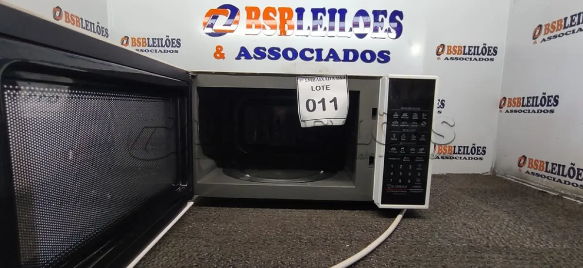 LOTE 011 - 01 MICRO-ONDAS LG 127V (MICROWAVE). (NO ESTADO EM QUE SE ENCONTRA. SUJEITO A AVARIAS OCULTAS/VISÍVEIS.) BF8671F