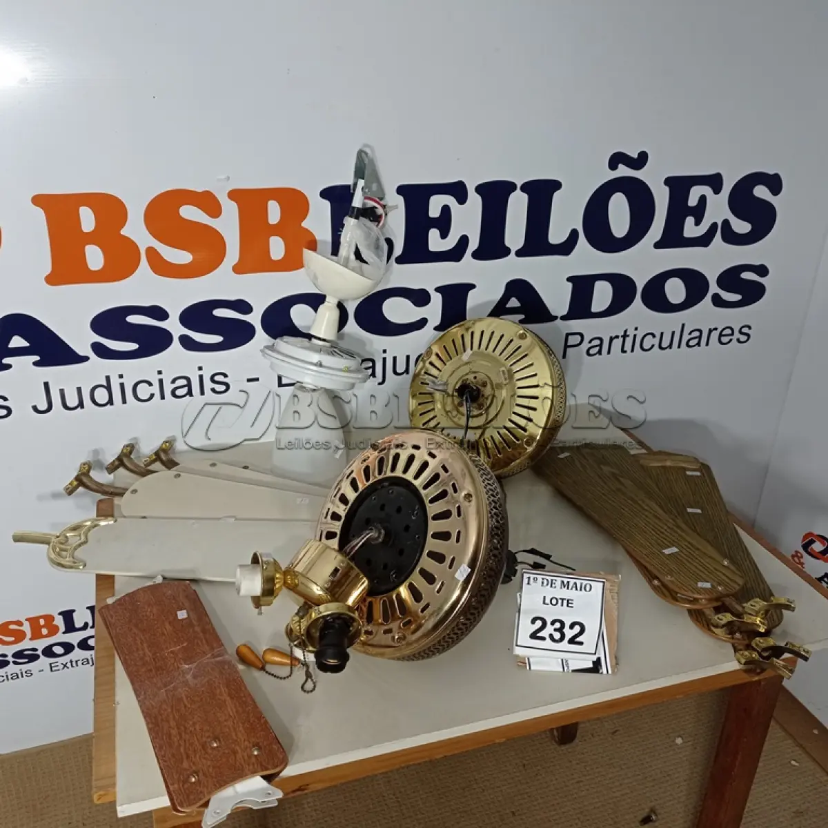 LOTE 232 - 03 VENTILADORES DE TETO. (NO ESTADO) ATENÇÃO! FAZER A VISITAÇÃO ANTES DE ARREMATAR, NÃO SABEMOS SE FUNCIONA. LEILÃO NÃO TEM GARANTIA E NEM DEVOLUÇÃO, SUJEITO A POSSÍVEIS AVARIAS VISÍVEIS/OCULTAS E/OU AUSÊNCIA DE COMPONENTES.