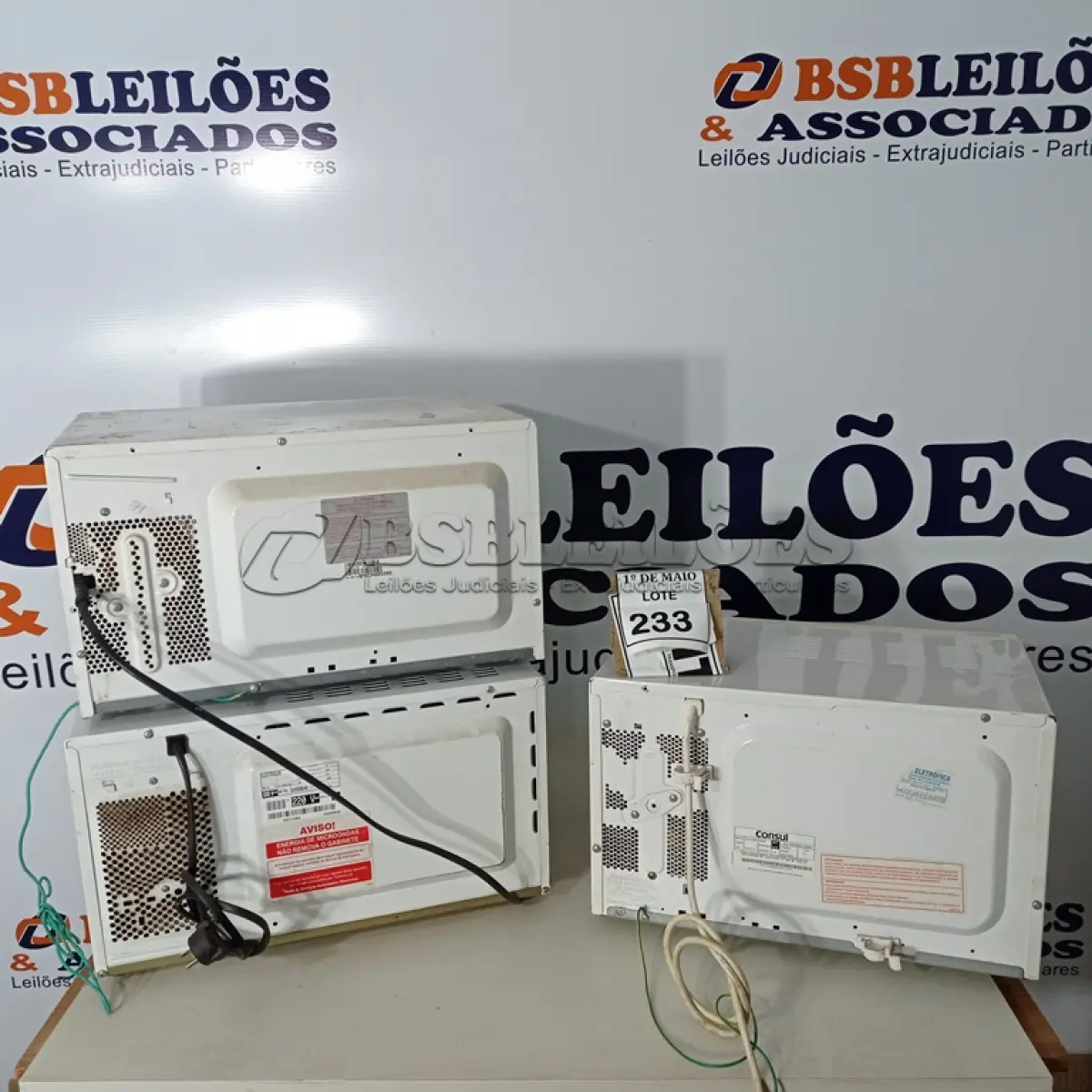 LOTE 233 - 03 MICRO-ONDAS SENDO 01 COM PRATO. (NO ESTADO) ATENÇÃO! FAZER A VISITAÇÃO ANTES DE ARREMATAR, NÃO SABEMOS SE FUNCIONA. LEILÃO NÃO TEM GARANTIA E NEM DEVOLUÇÃO, SUJEITO A POSSÍVEIS AVARIAS VISÍVEIS/OCULTAS E/OU AUSÊNCIA DE COMPONENTES.