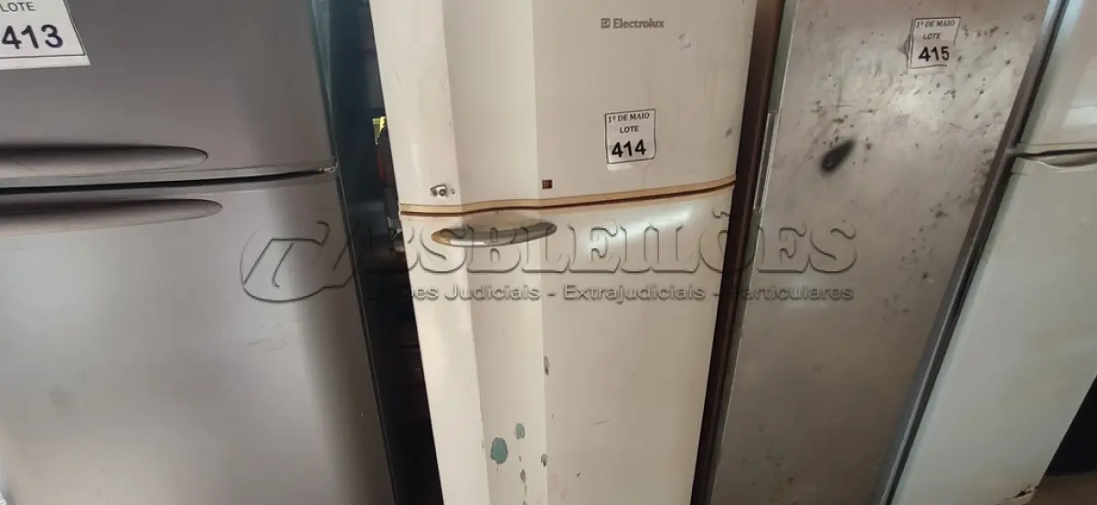 LOTE 414 - 01 GELADEIRA MARCA ELETROLUX 220V COM AVARIAS. (NO ESTADO) ATENÇÃO! FAZER A VISITAÇÃO ANTES DE ARREMATAR, NÃO SABEMOS SE FUNCIONA. LEILÃO NÃO TEM GARANTIA E NEM DEVOLUÇÃO, SUJEITO A POSSÍVEIS AVARIAS VISÍVEIS/OCULTAS E/OU AUSÊNCIA DE COMPONENTES.