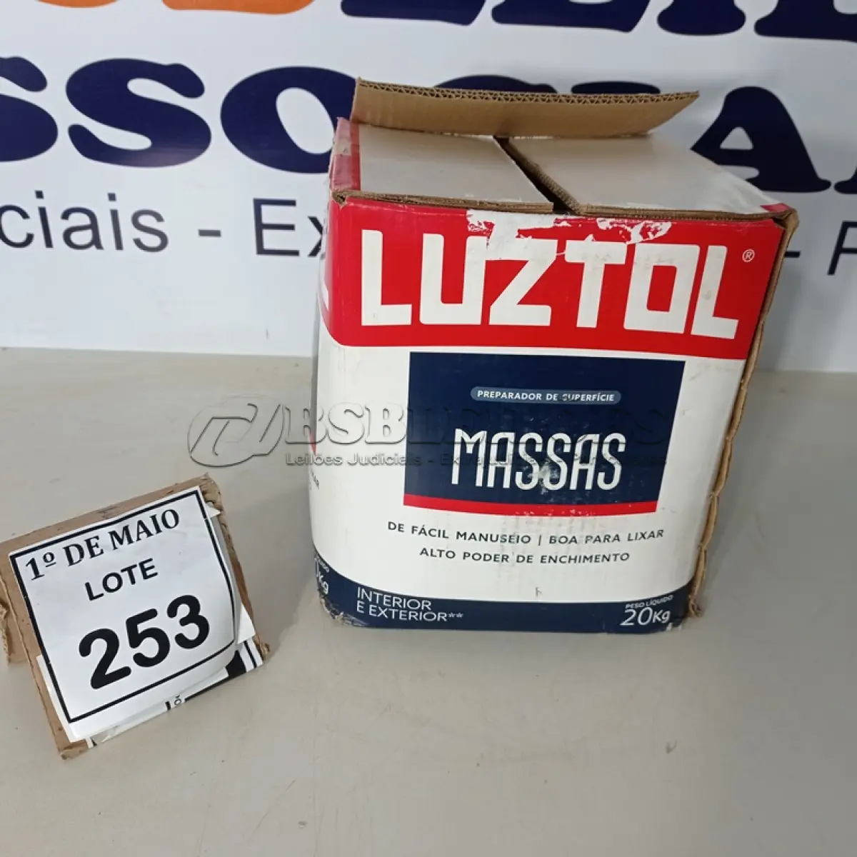 LOTE 253 - 01 CAIXA COM MASSA CORRIDA 20KG MARCA LUZTOL. (NO ESTADO) ATENÇÃO! FAZER A VISITAÇÃO ANTES DE ARREMATAR, NÃO SABEMOS SE FUNCIONA. LEILÃO NÃO TEM GARANTIA E NEM DEVOLUÇÃO, SUJEITO A POSSÍVEIS AVARIAS VISÍVEIS/OCULTAS E/OU AUSÊNCIA DE COMPONENTES.