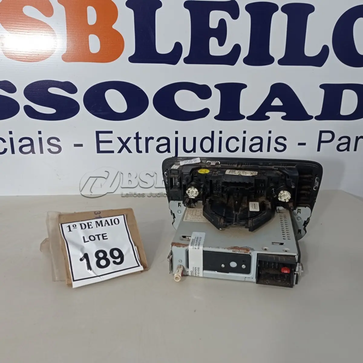 LOTE 189 - 01 SOM DO UP VOLKSWAGEM COM BLUETHOOTH (NO ESTADO) ATENÇÃO! FAZER A VISITAÇÃO ANTES DE ARREMATAR, NÃO SABEMOS SE FUNCIONA. LEILÃO NÃO TEM GARANTIA E NEM DEVOLUÇÃO, SUJEITO A POSSÍVEIS AVARIAS VISÍVEIS/OCULTAS E/OU AUSÊNCIA DE COMPONENTES.
