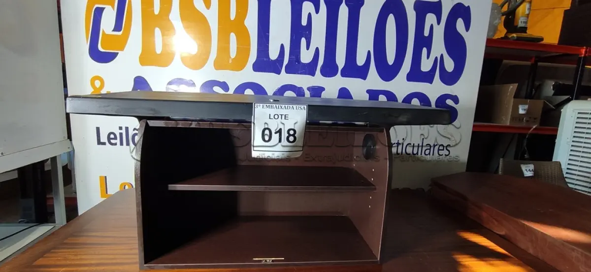 LOTE 018 - 01 ARMÁRIO SUSPENSO. (NO ESTADO EM QUE SE ENCONTRA. SUJEITO A AVARIAS OCULTAS/VISÍVEIS.)