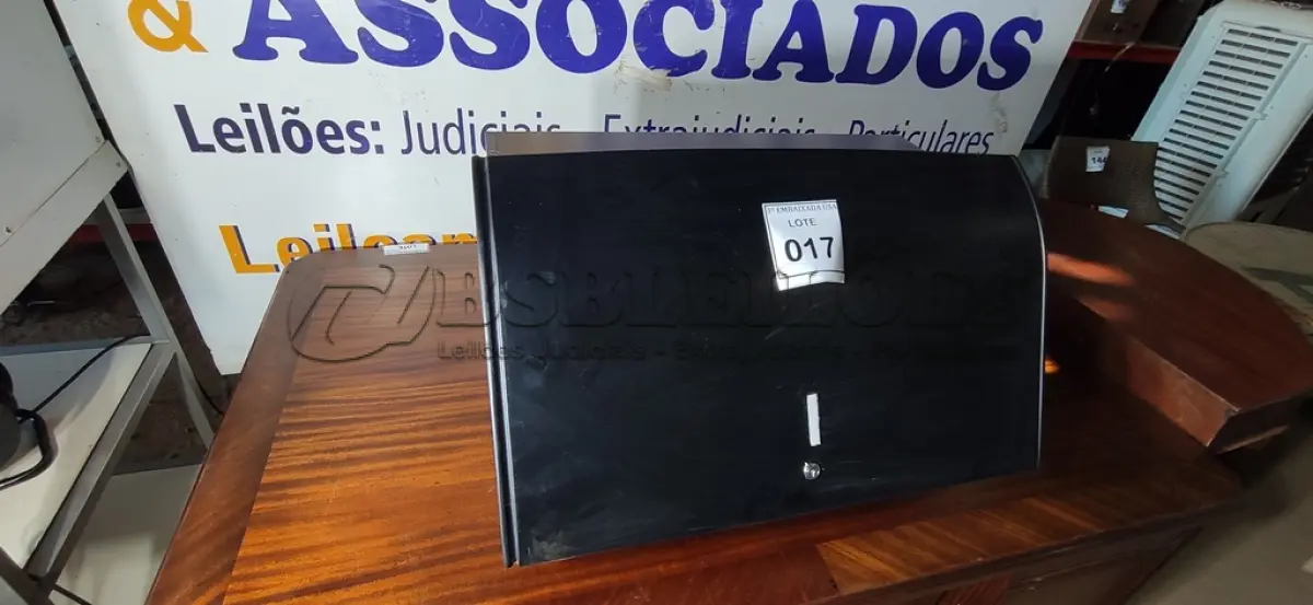 LOTE 017 - 01 ARMÁRIO SUSPENSO. (NO ESTADO EM QUE SE ENCONTRA. SUJEITO A AVARIAS OCULTAS/VISÍVEIS.)