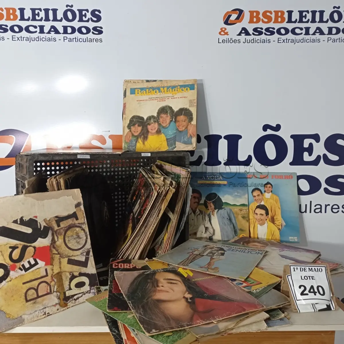 LOTE 240 - 01 LOTE COM APROXIMADAMENTE 100 DISCOS DE VINIL VARIADOS. (NO ESTADO) ATENÇÃO! FAZER A VISITAÇÃO ANTES DE ARREMATAR, NÃO SABEMOS SE FUNCIONA. LEILÃO NÃO TEM GARANTIA E NEM DEVOLUÇÃO, SUJEITO A POSSÍVEIS AVARIAS VISÍVEIS/OCULTAS E/OU AUSÊNCIA DE COMPONENTES.