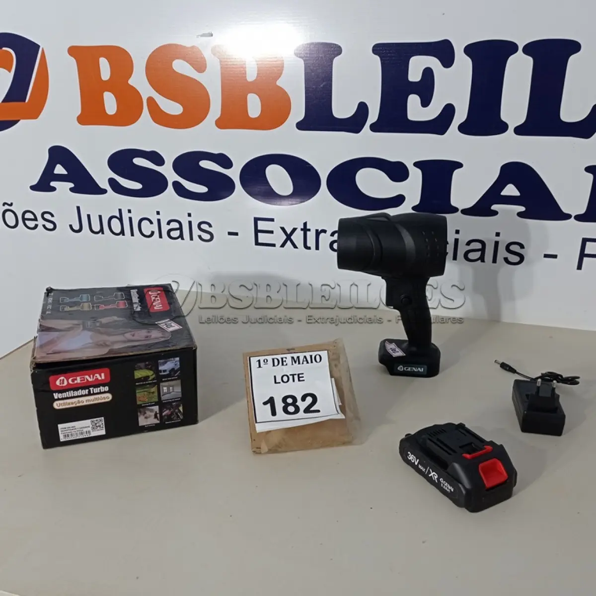 LOTE 182 - 01 VENTILADOR/ SOPRADOR TURBO DE 36V MARCA GENAI COM CARREGADOR.  (NO ESTADO) ATENÇÃO! FAZER A VISITAÇÃO ANTES DE ARREMATAR, NÃO SABEMOS SE FUNCIONA. LEILÃO NÃO TEM GARANTIA E NEM DEVOLUÇÃO, SUJEITO A POSSÍVEIS AVARIAS VISÍVEIS/OCULTAS E/OU AUSÊNCIA DE COMPONENTES.