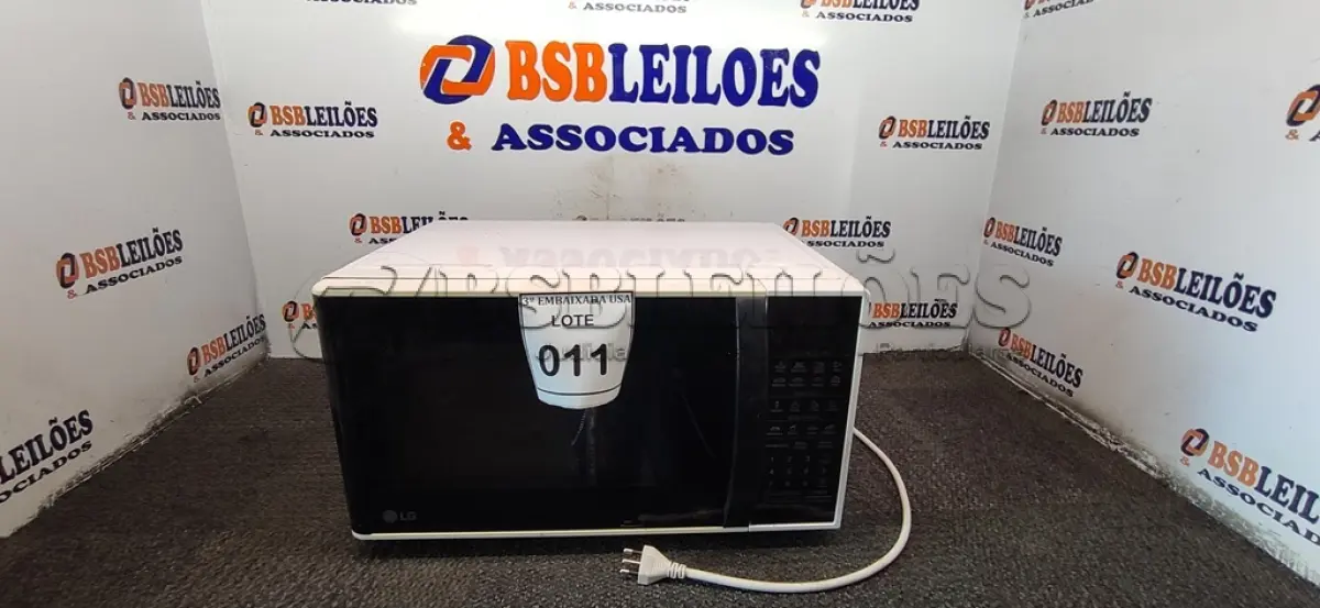 LOTE 011 - 01 MICRO-ONDAS LG 127V (MICROWAVE). (NO ESTADO EM QUE SE ENCONTRA. SUJEITO A AVARIAS OCULTAS/VISÍVEIS.) BF8671F