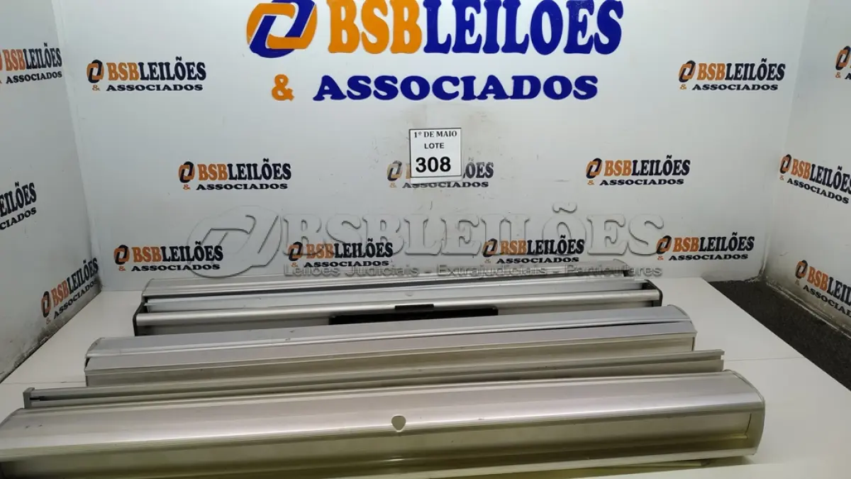 LOTE 308 - 04 PAINÉIS DE PROPAGANDA EM ALUMÍNIO. (NO ESTADO) ATENÇÃO! FAZER A VISITAÇÃO ANTES DE ARREMATAR, NÃO SABEMOS SE FUNCIONA. LEILÃO NÃO TEM GARANTIA E NEM DEVOLUÇÃO, SUJEITO A POSSÍVEIS AVARIAS VISÍVEIS/OCULTAS E/OU AUSÊNCIA DE COMPONENTES.