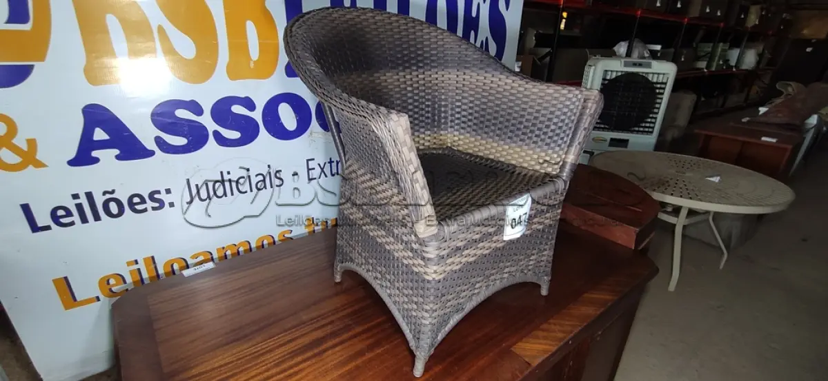 LOTE 047 - 01 CADEIRA JARDIM.  (NO ESTADO EM QUE SE ENCONTRA. SUJEITO A AVARIAS OCULTAS/VISÍVEIS.) AV9396X