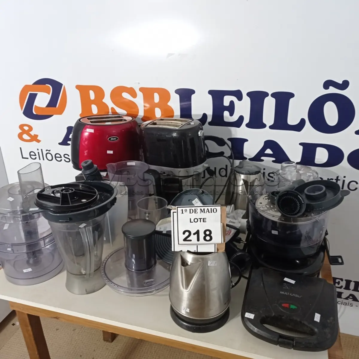 LOTE 218 - 01 LOTE COM UTENSÍLIOS PARA COZINHA... 04 TORRADEIRAS, 02 SANDUICHEIRAS, 02 CHALEIRAS, COPOS PARA LIQUIDIFICADOR, 01 PROCESSADOR... (NO ESTADO) ATENÇÃO! FAZER A VISITAÇÃO ANTES DE ARREMATAR, NÃO SABEMOS SE FUNCIONA. LEILÃO NÃO TEM GARANTIA E NEM DEVOLUÇÃO, SUJEITO A POSSÍVEIS AVARIAS VISÍVEIS/OCULTAS E/OU AUSÊNCIA DE COMPONENTES.