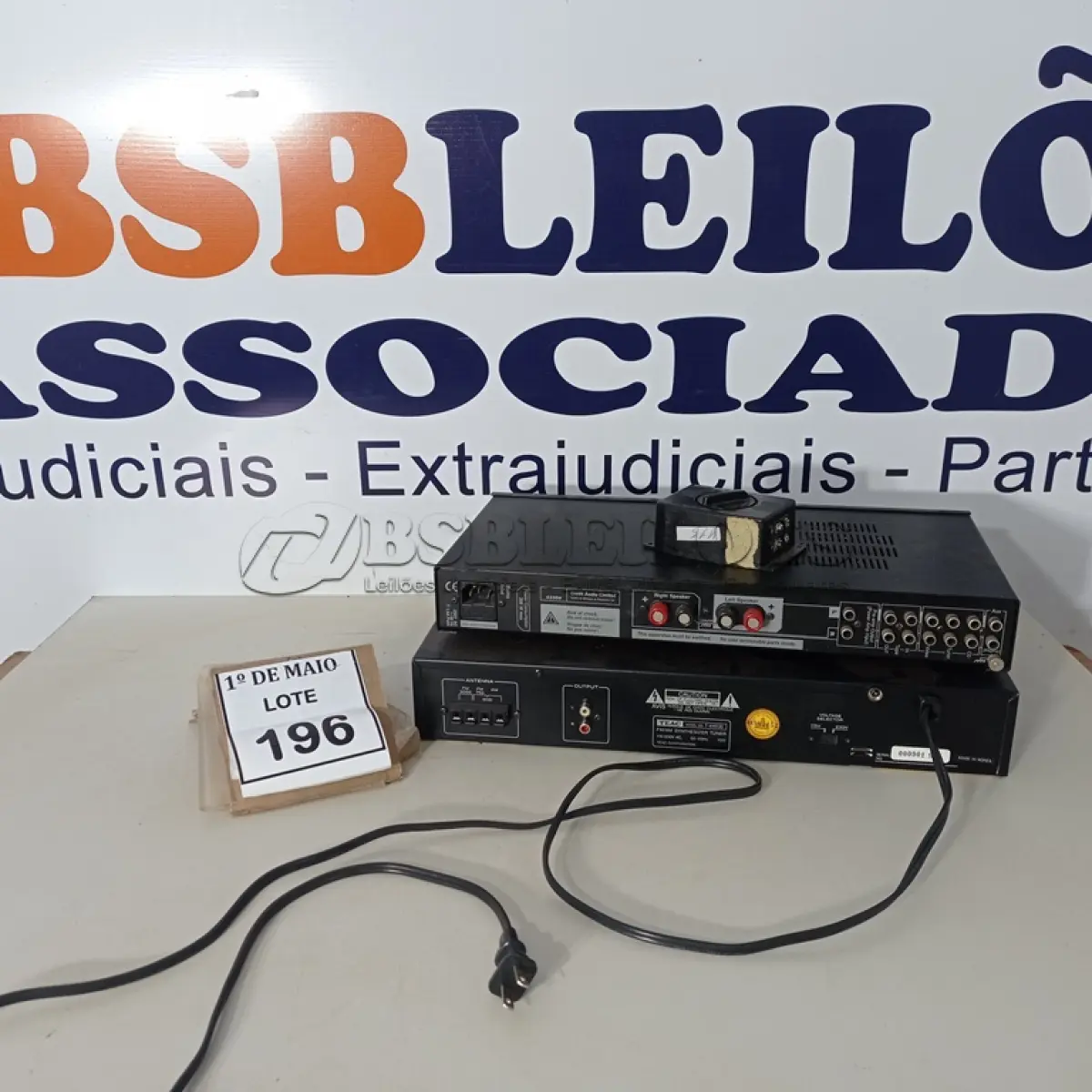 LOTE 196 - 01 AMPLIFICADOR CREEK, 01 TURNER TEAC E 01 SELETOR DE ALTO FALANTE RADIO SHACK. (NO ESTADO) ATENÇÃO! FAZER A VISITAÇÃO ANTES DE ARREMATAR, NÃO SABEMOS SE FUNCIONA. LEILÃO NÃO TEM GARANTIA E NEM DEVOLUÇÃO, SUJEITO A POSSÍVEIS AVARIAS VISÍVEIS/OCULTAS E/OU AUSÊNCIA DE COMPONENTES.