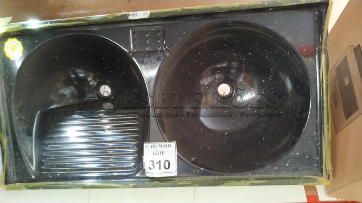 LOTE 310 - 01 TANQUE DE LAVAR ROUPAS C/02 CUBAS. (NOVO). (NO ESTADO) ATENÇÃO! FAZER A VISITAÇÃO ANTES DE ARREMATAR, NÃO SABEMOS SE FUNCIONA. LEILÃO NÃO TEM GARANTIA E NEM DEVOLUÇÃO, SUJEITO A POSSÍVEIS AVARIAS VISÍVEIS/OCULTAS E/OU AUSÊNCIA DE COMPONENTES.