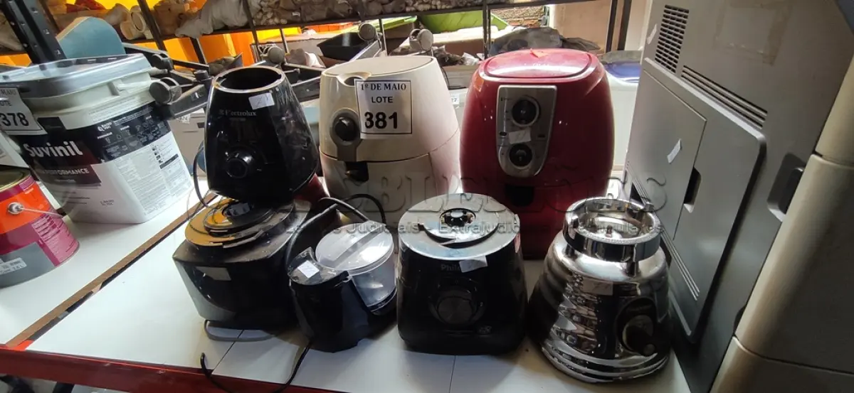 LOTE 381 - 05 BASES DE LIQUIDIFICADORES, 02 AIR FRYER E 01 PROCESSADOR COM AVARIAS. (NO ESTADO) ATENÇÃO! FAZER A VISITAÇÃO ANTES DE ARREMATAR, NÃO SABEMOS SE FUNCIONA. LEILÃO NÃO TEM GARANTIA E NEM DEVOLUÇÃO, SUJEITO A POSSÍVEIS AVARIAS VISÍVEIS/OCULTAS E/OU AUSÊNCIA DE COMPONENTES.