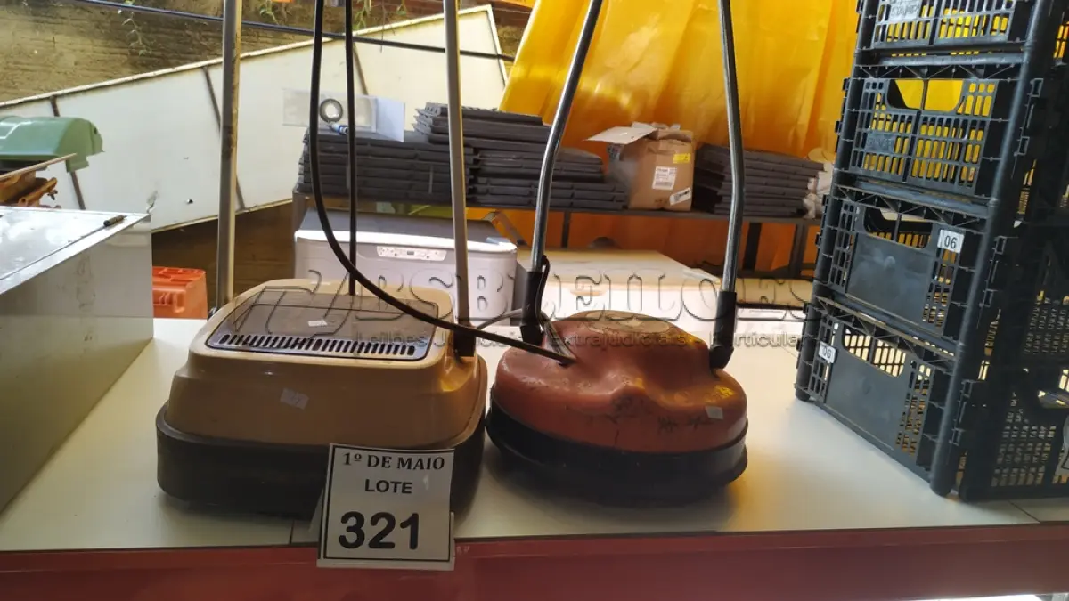 LOTE 321 - 02 ENCERADEIRAS ANTIGAS. (NO ESTADO) ATENÇÃO! FAZER A VISITAÇÃO ANTES DE ARREMATAR, NÃO SABEMOS SE FUNCIONA. LEILÃO NÃO TEM GARANTIA E NEM DEVOLUÇÃO, SUJEITO A POSSÍVEIS AVARIAS VISÍVEIS/OCULTAS E/OU AUSÊNCIA DE COMPONENTES.
