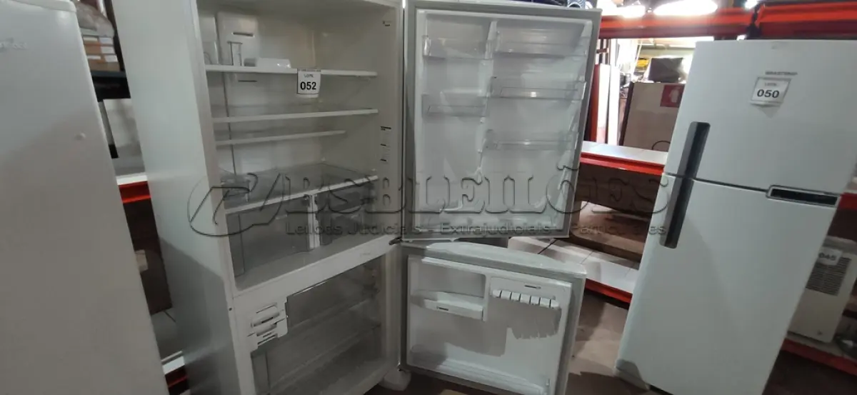 LOTE 052 - 01 GELADEIRA BRASTEMP INVERSE 220V. (NO ESTADO EM QUE SE ENCONTRA. SUJEITO A AVARIAS OCULTAS/VISÍVEIS.) AV9529U