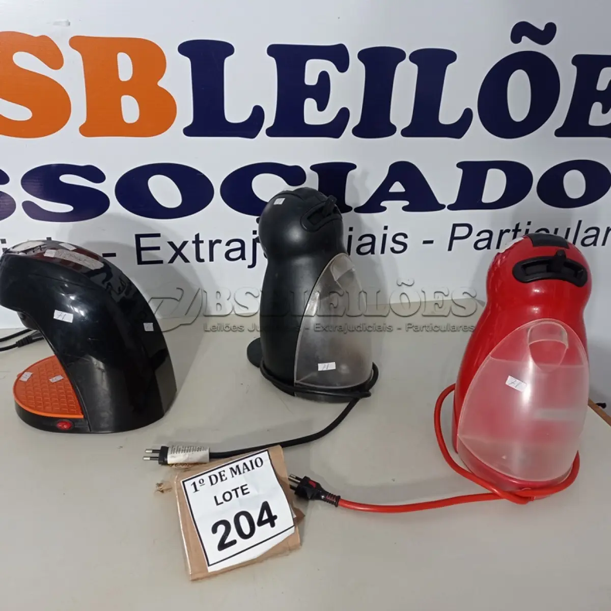 LOTE 204 - 03 CAFETEIRAS INCOMPLETAS. (NO ESTADO) ATENÇÃO! FAZER A VISITAÇÃO ANTES DE ARREMATAR, NÃO SABEMOS SE FUNCIONA. LEILÃO NÃO TEM GARANTIA E NEM DEVOLUÇÃO, SUJEITO A POSSÍVEIS AVARIAS VISÍVEIS/OCULTAS E/OU AUSÊNCIA DE COMPONENTES.