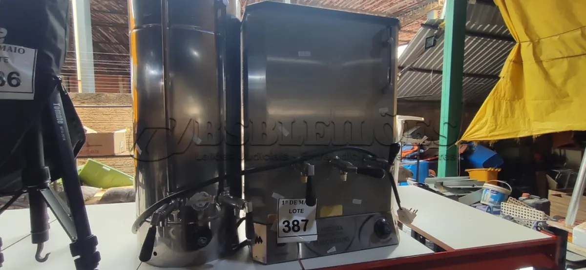 LOTE 387 - 02 CAFETEIRAS ELÉTRICAS EM INOX. (NO ESTADO) ATENÇÃO! FAZER A VISITAÇÃO ANTES DE ARREMATAR, NÃO SABEMOS SE FUNCIONA. LEILÃO NÃO TEM GARANTIA E NEM DEVOLUÇÃO, SUJEITO A POSSÍVEIS AVARIAS VISÍVEIS/OCULTAS E/OU AUSÊNCIA DE COMPONENTES.