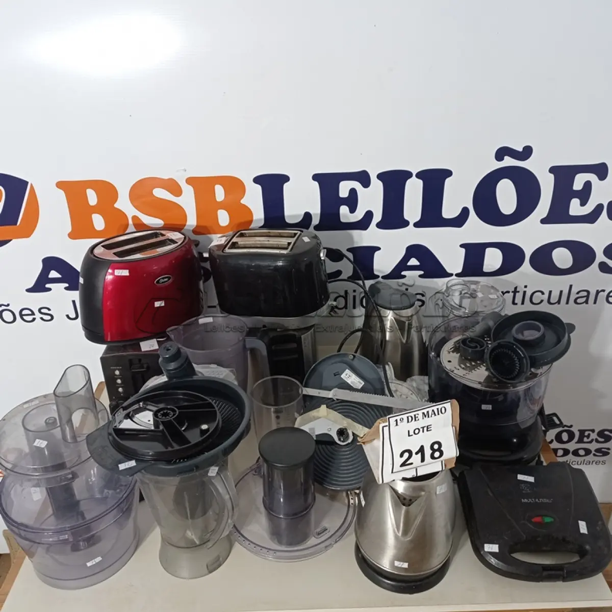 LOTE 218 - 01 LOTE COM UTENSÍLIOS PARA COZINHA... 04 TORRADEIRAS, 02 SANDUICHEIRAS, 02 CHALEIRAS, COPOS PARA LIQUIDIFICADOR, 01 PROCESSADOR... (NO ESTADO) ATENÇÃO! FAZER A VISITAÇÃO ANTES DE ARREMATAR, NÃO SABEMOS SE FUNCIONA. LEILÃO NÃO TEM GARANTIA E NEM DEVOLUÇÃO, SUJEITO A POSSÍVEIS AVARIAS VISÍVEIS/OCULTAS E/OU AUSÊNCIA DE COMPONENTES.