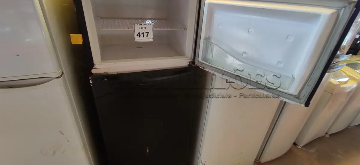 LOTE 417 - 01 GELADEIRA SEM MARCA APARENTE 220V COM AVARIAS. (NO ESTADO) ATENÇÃO! FAZER A VISITAÇÃO ANTES DE ARREMATAR, NÃO SABEMOS SE FUNCIONA. LEILÃO NÃO TEM GARANTIA E NEM DEVOLUÇÃO, SUJEITO A POSSÍVEIS AVARIAS VISÍVEIS/OCULTAS E/OU AUSÊNCIA DE COMPONENTES.
