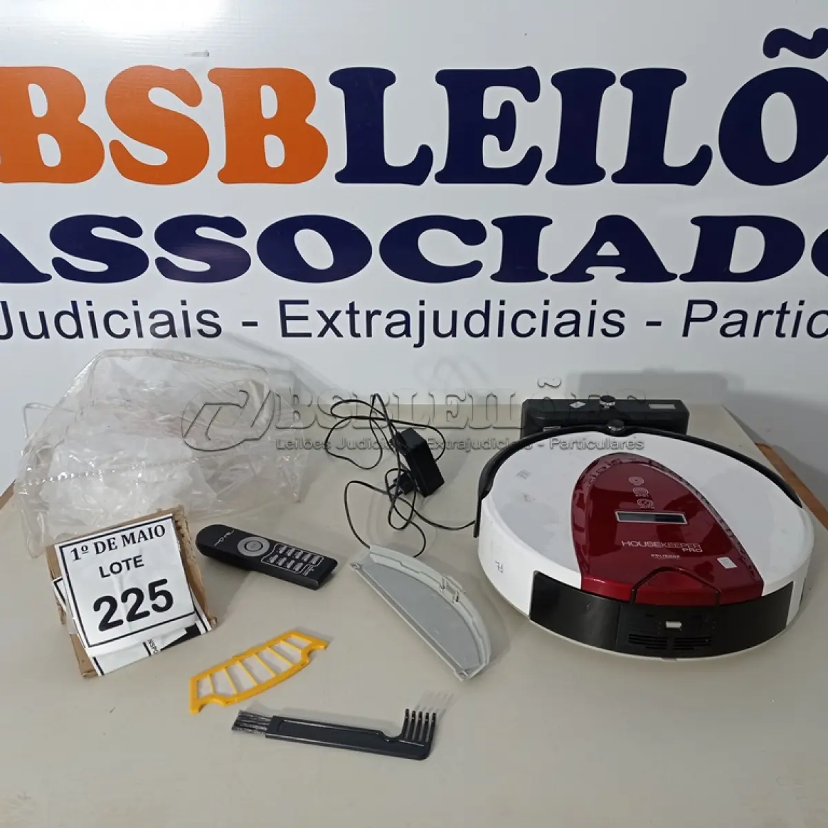 LOTE 225 - 01 ASPIRADOR ROBÔ MODELO A330 HOUSEKEEPPER PRO POLISHOP. (NO ESTADO) ATENÇÃO! FAZER A VISITAÇÃO ANTES DE ARREMATAR, NÃO SABEMOS SE FUNCIONA. LEILÃO NÃO TEM GARANTIA E NEM DEVOLUÇÃO, SUJEITO A POSSÍVEIS AVARIAS VISÍVEIS/OCULTAS E/OU AUSÊNCIA DE COMPONENTES.