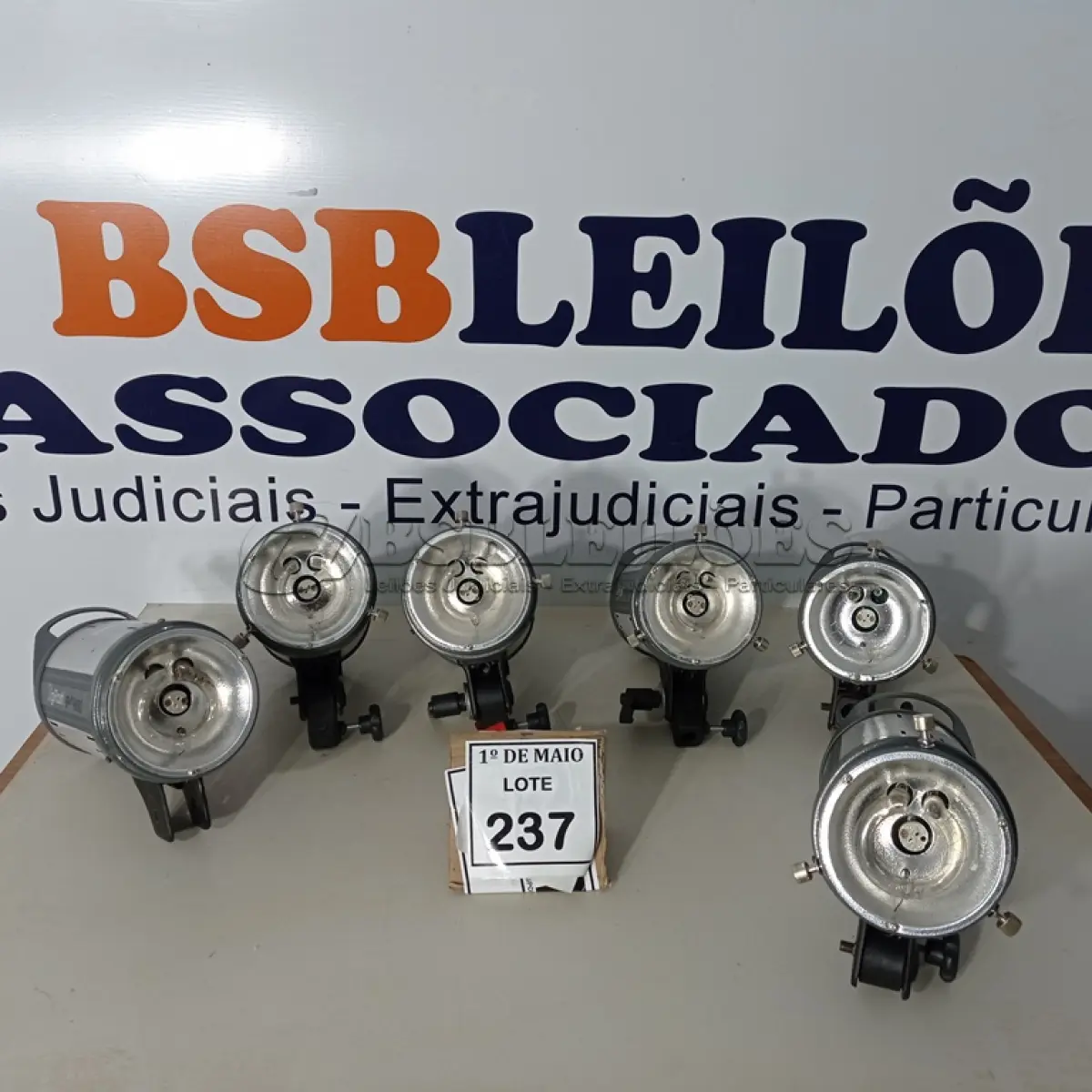 LOTE 237 - 06 DIGIFLASH PROFISSIONAL.  (NO ESTADO) ATENÇÃO! FAZER A VISITAÇÃO ANTES DE ARREMATAR, NÃO SABEMOS SE FUNCIONA. LEILÃO NÃO TEM GARANTIA E NEM DEVOLUÇÃO, SUJEITO A POSSÍVEIS AVARIAS VISÍVEIS/OCULTAS E/OU AUSÊNCIA DE COMPONENTES.