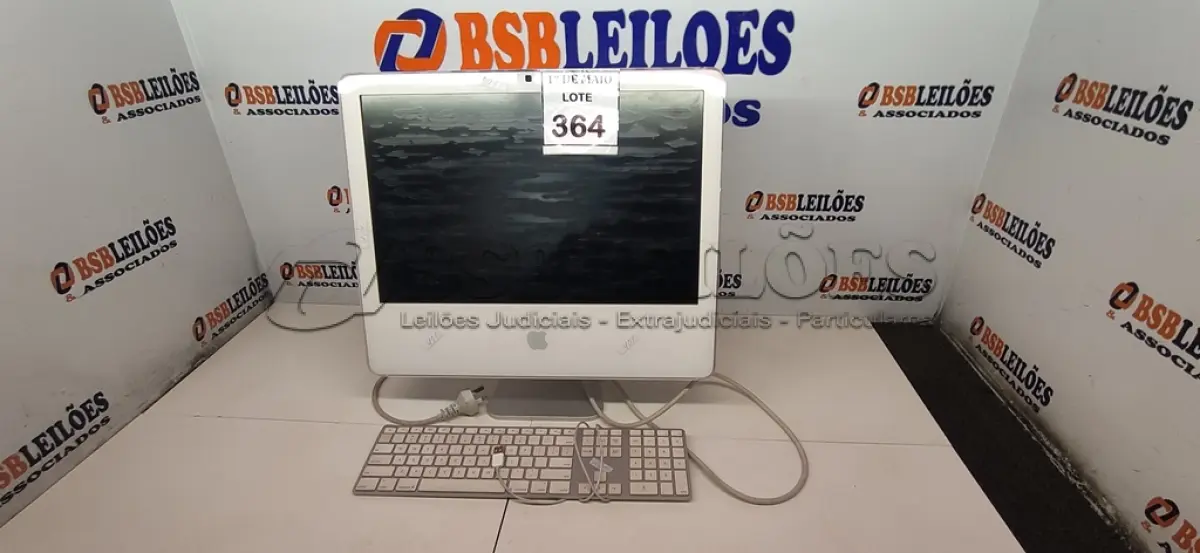 LOTE 364 - 01 ALL IN ONE APPLE COM TECLADO E AVARIAS NA TELA. (NO ESTADO) ATENÇÃO! FAZER A VISITAÇÃO ANTES DE ARREMATAR, NÃO SABEMOS SE FUNCIONA. LEILÃO NÃO TEM GARANTIA E NEM DEVOLUÇÃO, SUJEITO A POSSÍVEIS AVARIAS VISÍVEIS/OCULTAS E/OU AUSÊNCIA DE COMPONENTES.