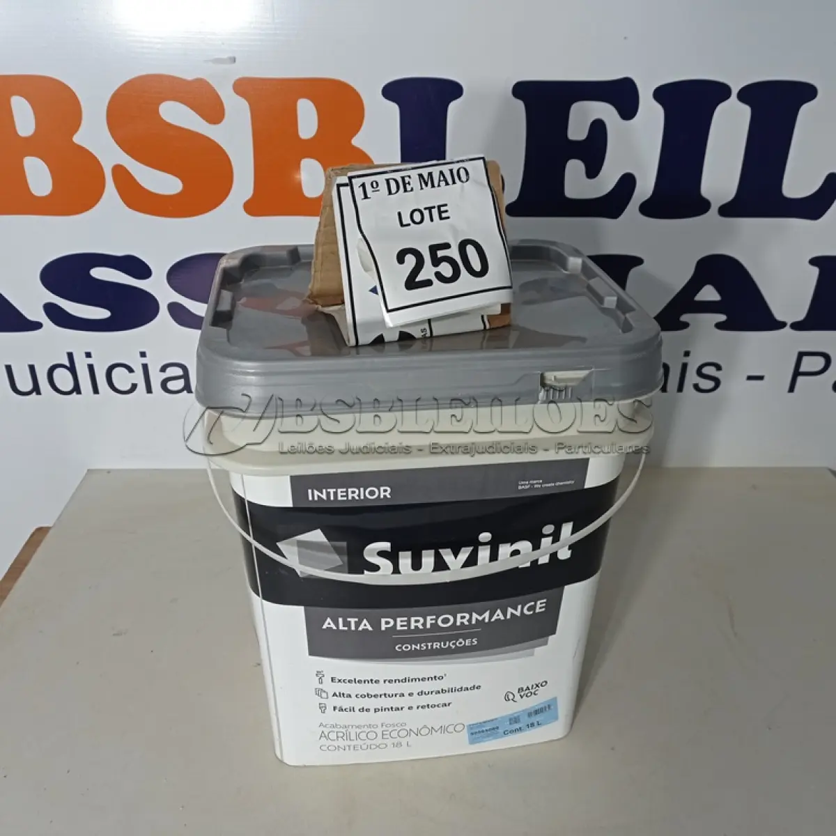 LOTE 250 - 01 BALDE DE TINTA SUVINIL INTERIORES FOSCOS 18L NA COR FOSCO BRANCO. VENCIMENTO 10/2027 (NOVO) (NO ESTADO) ATENÇÃO! FAZER A VISITAÇÃO ANTES DE ARREMATAR, NÃO SABEMOS SE FUNCIONA. LEILÃO NÃO TEM GARANTIA E NEM DEVOLUÇÃO, SUJEITO A POSSÍVEIS AVARIAS VISÍVEIS/OCULTAS E/OU AUSÊNCIA DE COMPONENTES.
