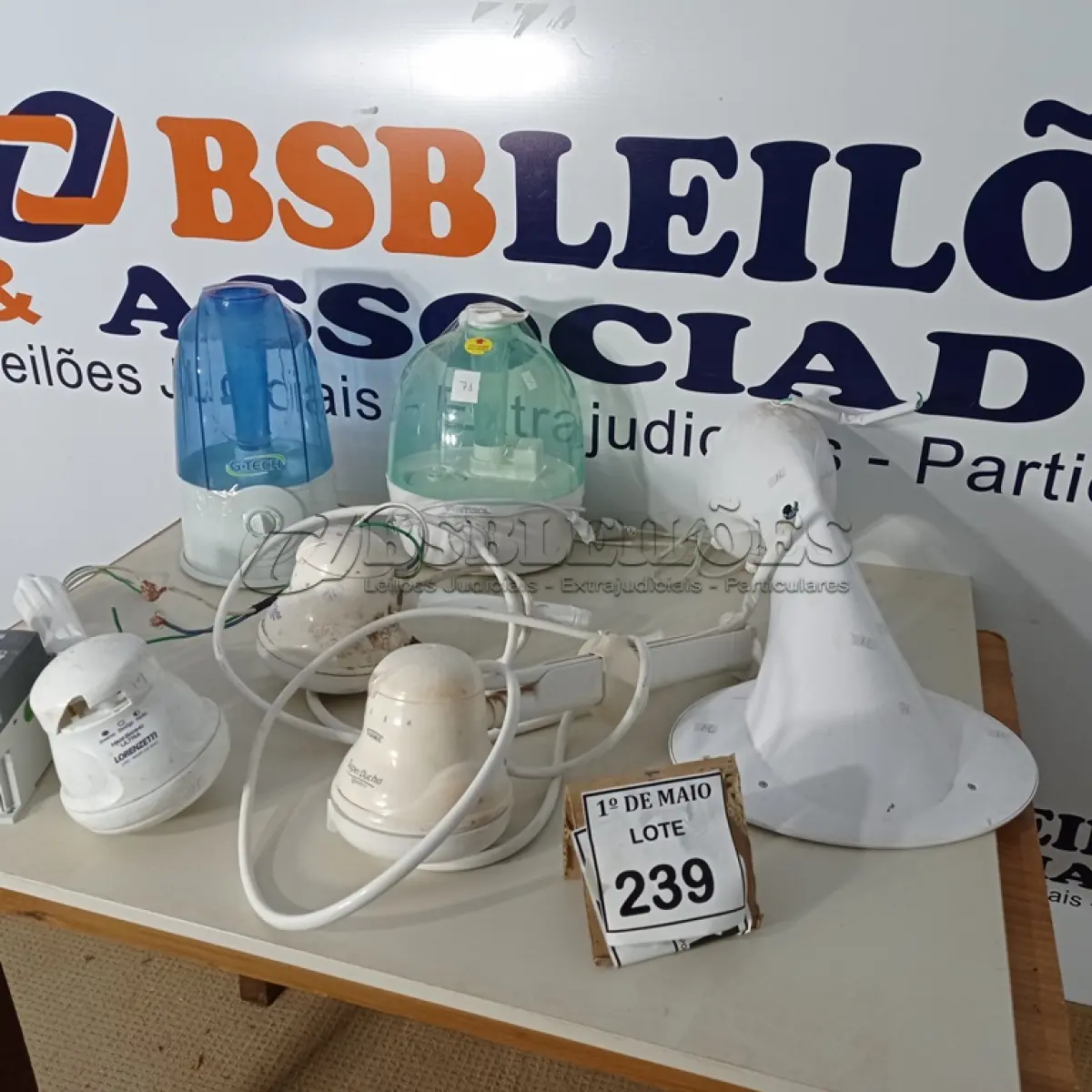 LOTE 239 - 04 CHUVEIROS ELÉTRICOS, 02 UMIDIFICADORES DE AR E 02 INVERSORES. (NO ESTADO) ATENÇÃO! FAZER A VISITAÇÃO ANTES DE ARREMATAR, NÃO SABEMOS SE FUNCIONA. LEILÃO NÃO TEM GARANTIA E NEM DEVOLUÇÃO, SUJEITO A POSSÍVEIS AVARIAS VISÍVEIS/OCULTAS E/OU AUSÊNCIA DE COMPONENTES.