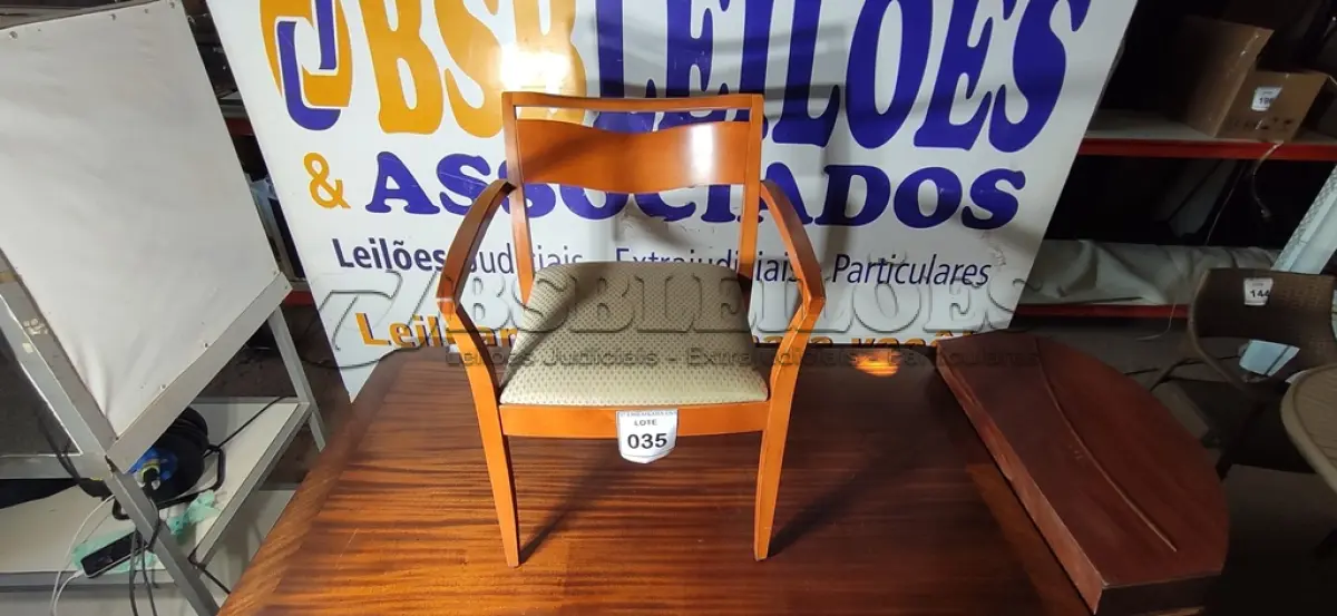 LOTE 035 - 01 CADEIRA EM MADEIRA CLARA. (NO ESTADO EM QUE SE ENCONTRA. SUJEITO A AVARIAS OCULTAS/VISÍVEIS.)