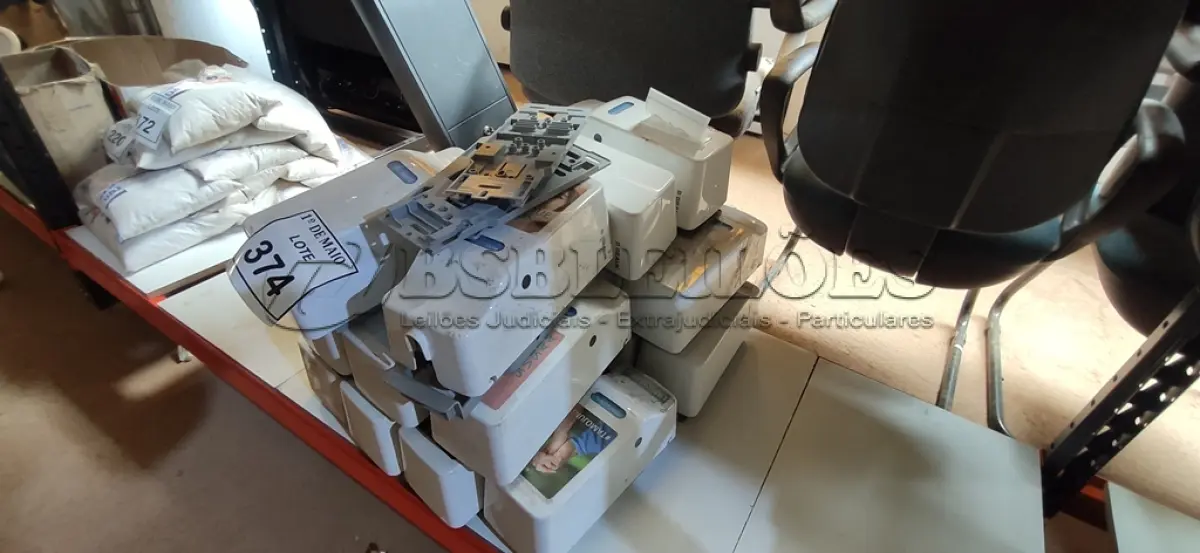 LOTE 374 - 01 LOTE COM DISPENSES PARA SABÃO.  (NO ESTADO) ATENÇÃO! FAZER A VISITAÇÃO ANTES DE ARREMATAR, NÃO SABEMOS SE FUNCIONA. LEILÃO NÃO TEM GARANTIA E NEM DEVOLUÇÃO, SUJEITO A POSSÍVEIS AVARIAS VISÍVEIS/OCULTAS E/OU AUSÊNCIA DE COMPONENTES.