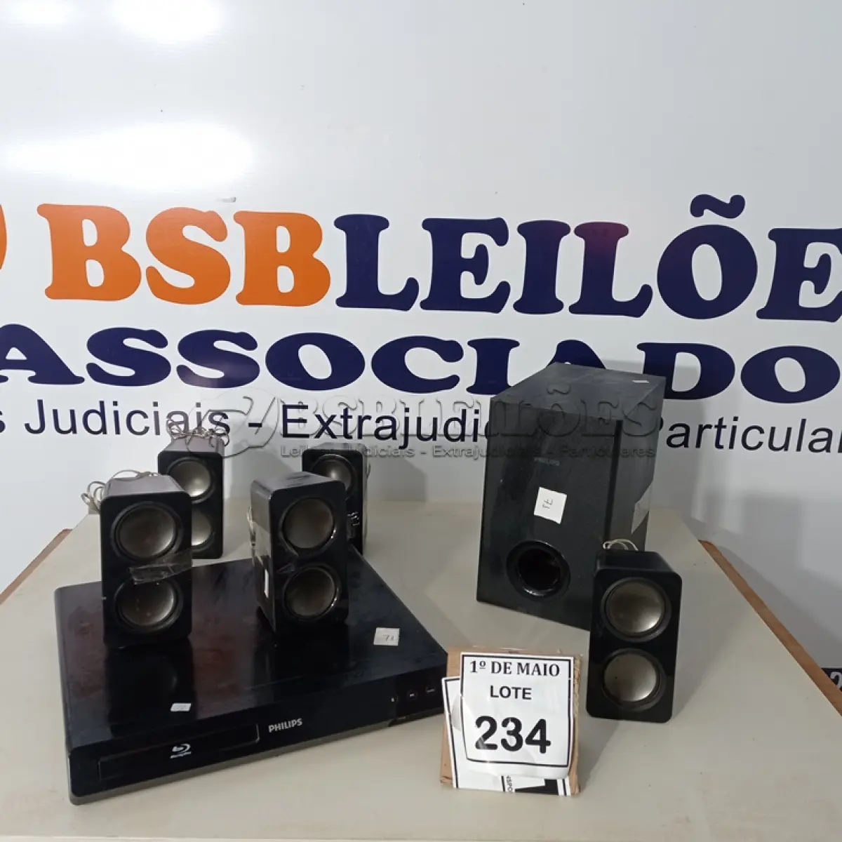 LOTE 234 - 01 HOME THEATER. (NO ESTADO) ATENÇÃO! FAZER A VISITAÇÃO ANTES DE ARREMATAR, NÃO SABEMOS SE FUNCIONA. LEILÃO NÃO TEM GARANTIA E NEM DEVOLUÇÃO, SUJEITO A POSSÍVEIS AVARIAS VISÍVEIS/OCULTAS E/OU AUSÊNCIA DE COMPONENTES.