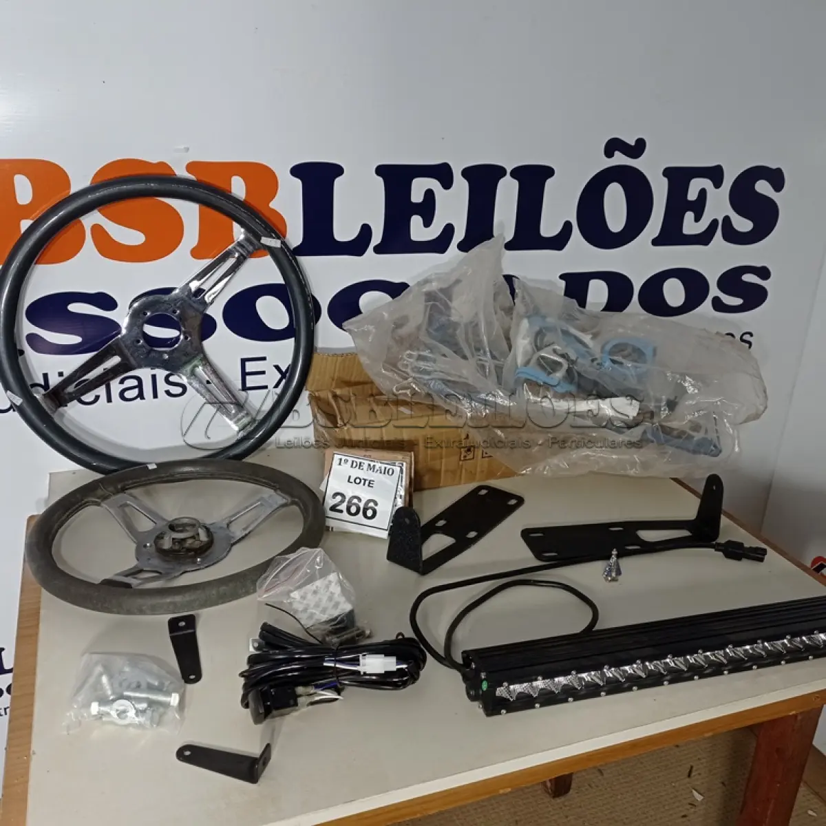 LOTE 266 - 01 BARRA DE LED 20 DODGE RAM 2500 E 01 LOTE COM JUNTA DE MOTOR DODGE V8 FELPRO3/8 E VOLANTE ESPORTIVOS.  (NO ESTADO) ATENÇÃO! FAZER A VISITAÇÃO ANTES DE ARREMATAR, NÃO SABEMOS SE FUNCIONA. LEILÃO NÃO TEM GARANTIA E NEM DEVOLUÇÃO, SUJEITO A POSSÍVEIS AVARIAS VISÍVEIS/OCULTAS E/OU AUSÊNCIA DE COMPONENTES.