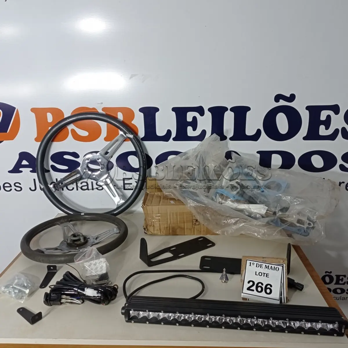LOTE 266 - 01 BARRA DE LED 20 DODGE RAM 2500 E 01 LOTE COM JUNTA DE MOTOR DODGE V8 FELPRO3/8 E VOLANTE ESPORTIVOS.  (NO ESTADO) ATENÇÃO! FAZER A VISITAÇÃO ANTES DE ARREMATAR, NÃO SABEMOS SE FUNCIONA. LEILÃO NÃO TEM GARANTIA E NEM DEVOLUÇÃO, SUJEITO A POSSÍVEIS AVARIAS VISÍVEIS/OCULTAS E/OU AUSÊNCIA DE COMPONENTES.