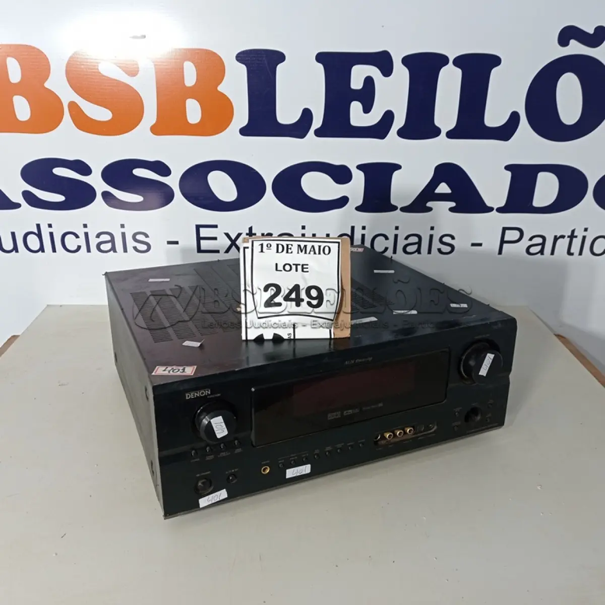 LOTE 249 - 01 RECEIVER AVR-2805 MARCA DENON 110V.  (NO ESTADO) ATENÇÃO! FAZER A VISITAÇÃO ANTES DE ARREMATAR, NÃO SABEMOS SE FUNCIONA. LEILÃO NÃO TEM GARANTIA E NEM DEVOLUÇÃO, SUJEITO A POSSÍVEIS AVARIAS VISÍVEIS/OCULTAS E/OU AUSÊNCIA DE COMPONENTES.
