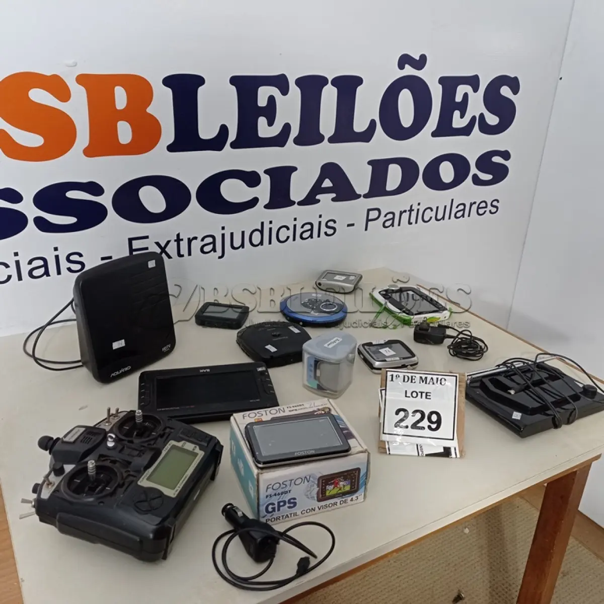 LOTE 229 - 02 ANTENAS DE TV, 01 APARELHO FOTO DIGITAL, 01 LEAPFROG, 02 DISCMAN, 01 RADIO CONTROLE, 04 GPS E 01 MEDIDOR DE PRESSÃO. (NO ESTADO) ATENÇÃO! FAZER A VISITAÇÃO ANTES DE ARREMATAR, NÃO SABEMOS SE FUNCIONA. LEILÃO NÃO TEM GARANTIA E NEM DEVOLUÇÃO, SUJEITO A POSSÍVEIS AVARIAS VISÍVEIS/OCULTAS E/OU AUSÊNCIA DE COMPONENTES.