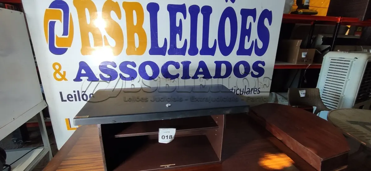 LOTE 018 - 01 ARMÁRIO SUSPENSO. (NO ESTADO EM QUE SE ENCONTRA. SUJEITO A AVARIAS OCULTAS/VISÍVEIS.)