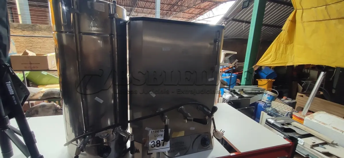LOTE 387 - 02 CAFETEIRAS ELÉTRICAS EM INOX. (NO ESTADO) ATENÇÃO! FAZER A VISITAÇÃO ANTES DE ARREMATAR, NÃO SABEMOS SE FUNCIONA. LEILÃO NÃO TEM GARANTIA E NEM DEVOLUÇÃO, SUJEITO A POSSÍVEIS AVARIAS VISÍVEIS/OCULTAS E/OU AUSÊNCIA DE COMPONENTES.