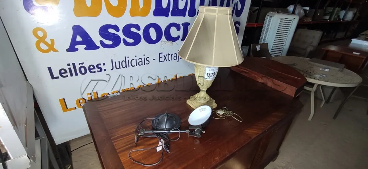 LOTE 023 - 02 ABAJURES (LAMP). (NO ESTADO EM QUE SE ENCONTRA. SUJEITO A AVARIAS OCULTAS/VISÍVEIS.) BF8713L/ AV9683X