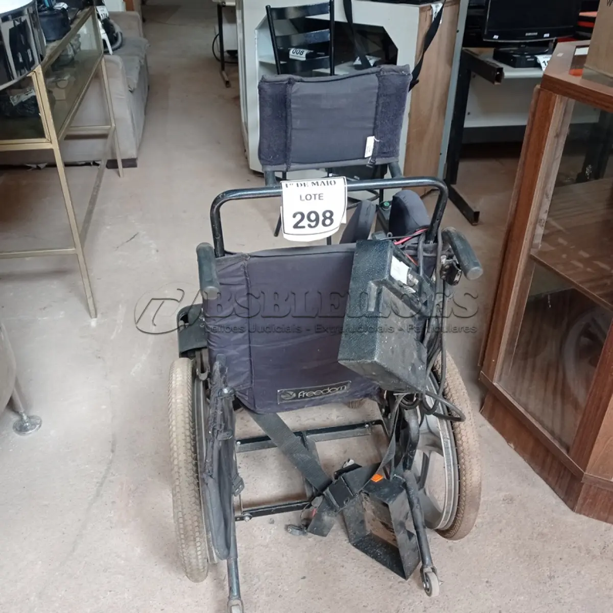 LOTE 298 - 01 CADEIRA DE RODAS ELÉTRICA SEM BATERIA E COM AVARIAS. (NO ESTADO) ATENÇÃO! FAZER A VISITAÇÃO ANTES DE ARREMATAR, NÃO SABEMOS SE FUNCIONA. LEILÃO NÃO TEM GARANTIA E NEM DEVOLUÇÃO, SUJEITO A POSSÍVEIS AVARIAS VISÍVEIS/OCULTAS E/OU AUSÊNCIA DE COMPONENTES.