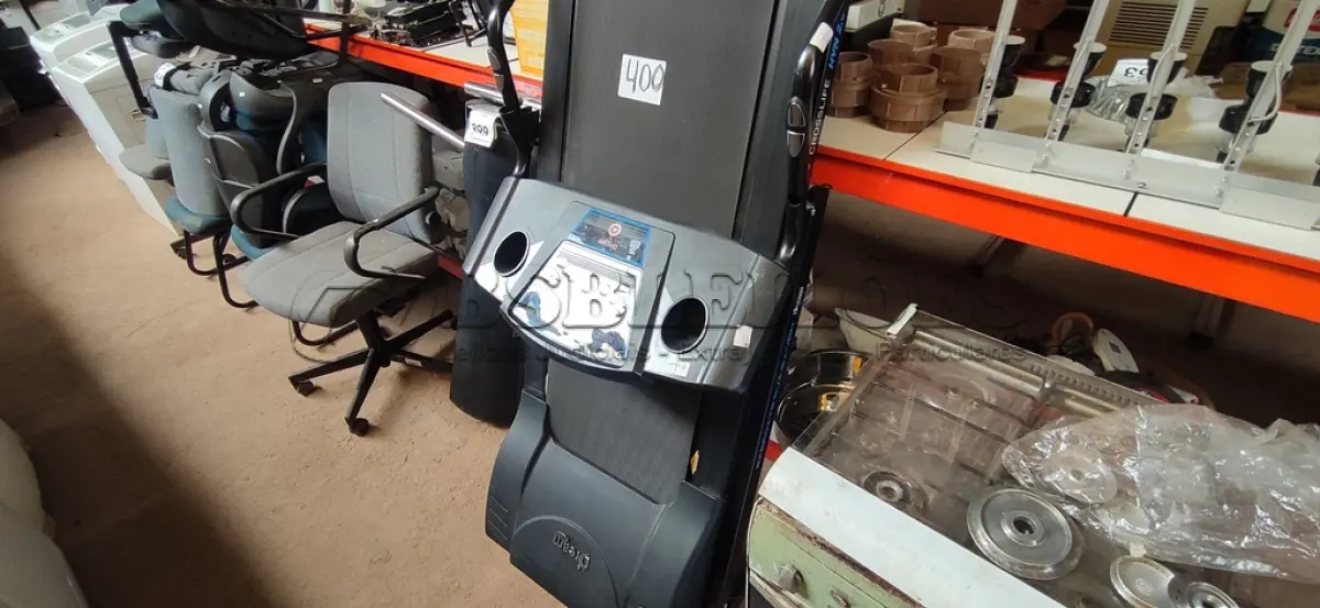 LOTE 400 - 01 ESTEIRA ERGOMÉTRICA MARCA DREAM FITNESS. (NO ESTADO) ATENÇÃO! FAZER A VISITAÇÃO ANTES DE ARREMATAR, NÃO SABEMOS SE FUNCIONA. LEILÃO NÃO TEM GARANTIA E NEM DEVOLUÇÃO, SUJEITO A POSSÍVEIS AVARIAS VISÍVEIS/OCULTAS E/OU AUSÊNCIA DE COMPONENTES.