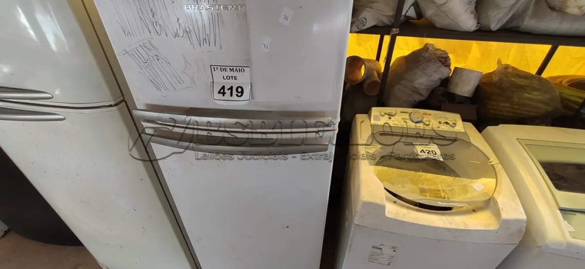 LOTE 419 - 01 GELADEIRA MARCA BRASTEMP 220V COM AVARIAS. (NO ESTADO) ATENÇÃO! FAZER A VISITAÇÃO ANTES DE ARREMATAR, NÃO SABEMOS SE FUNCIONA. LEILÃO NÃO TEM GARANTIA E NEM DEVOLUÇÃO, SUJEITO A POSSÍVEIS AVARIAS VISÍVEIS/OCULTAS E/OU AUSÊNCIA DE COMPONENTES.