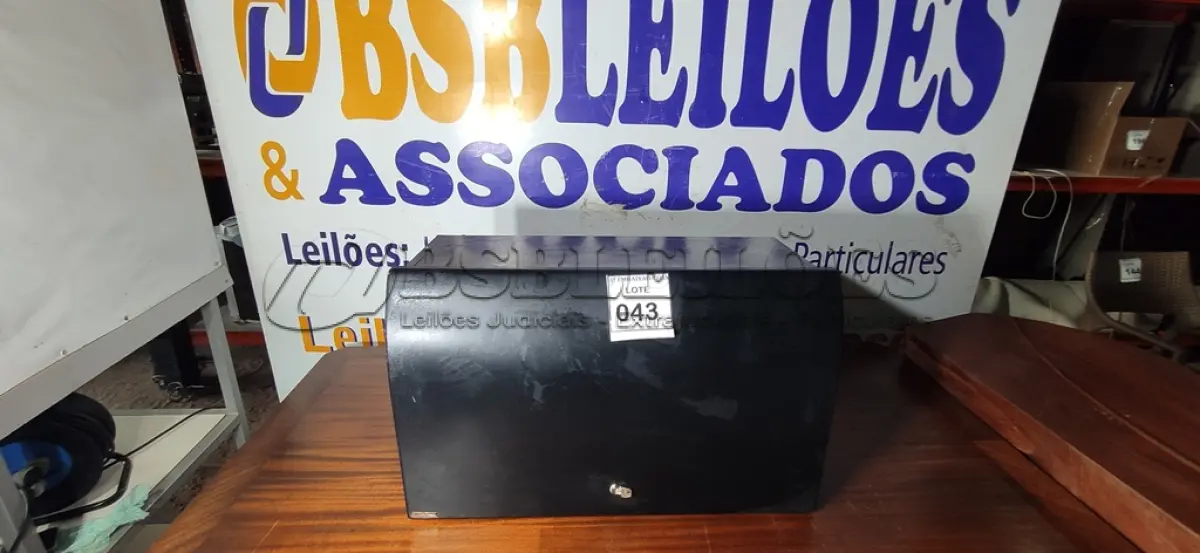 LOTE 043 - 01 ARMÁRIO SUSPENSO. (NO ESTADO EM QUE SE ENCONTRA. SUJEITO A AVARIAS OCULTAS/VISÍVEIS.)