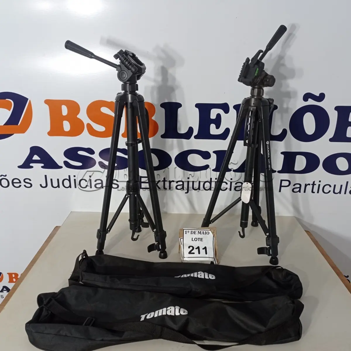 LOTE 211 - 02 TRIPÉS PARA CÂMERAS MARCA TOMATE. (NO ESTADO) ATENÇÃO! FAZER A VISITAÇÃO ANTES DE ARREMATAR, NÃO SABEMOS SE FUNCIONA. LEILÃO NÃO TEM GARANTIA E NEM DEVOLUÇÃO, SUJEITO A POSSÍVEIS AVARIAS VISÍVEIS/OCULTAS E/OU AUSÊNCIA DE COMPONENTES.