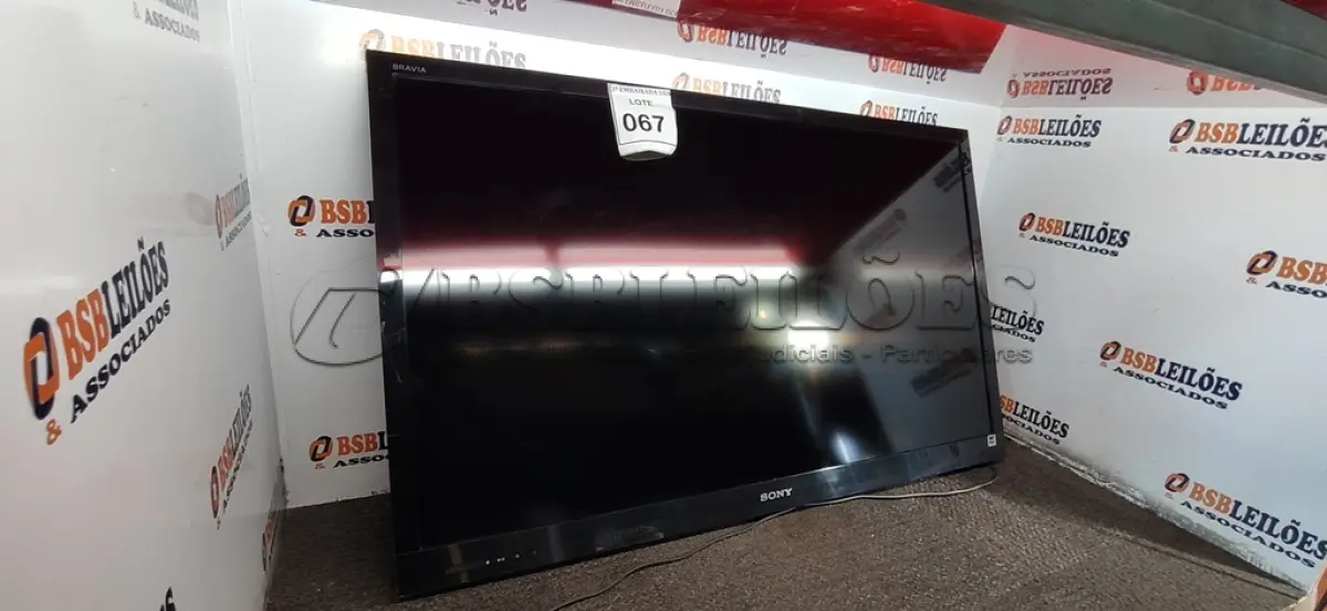 LOTE 067 - 01 TELEVISÃO SONY 46”. (NO ESTADO EM QUE SE ENCONTRA. SUJEITO A AVARIAS OCULTAS/VISÍVEIS.) AV9463C