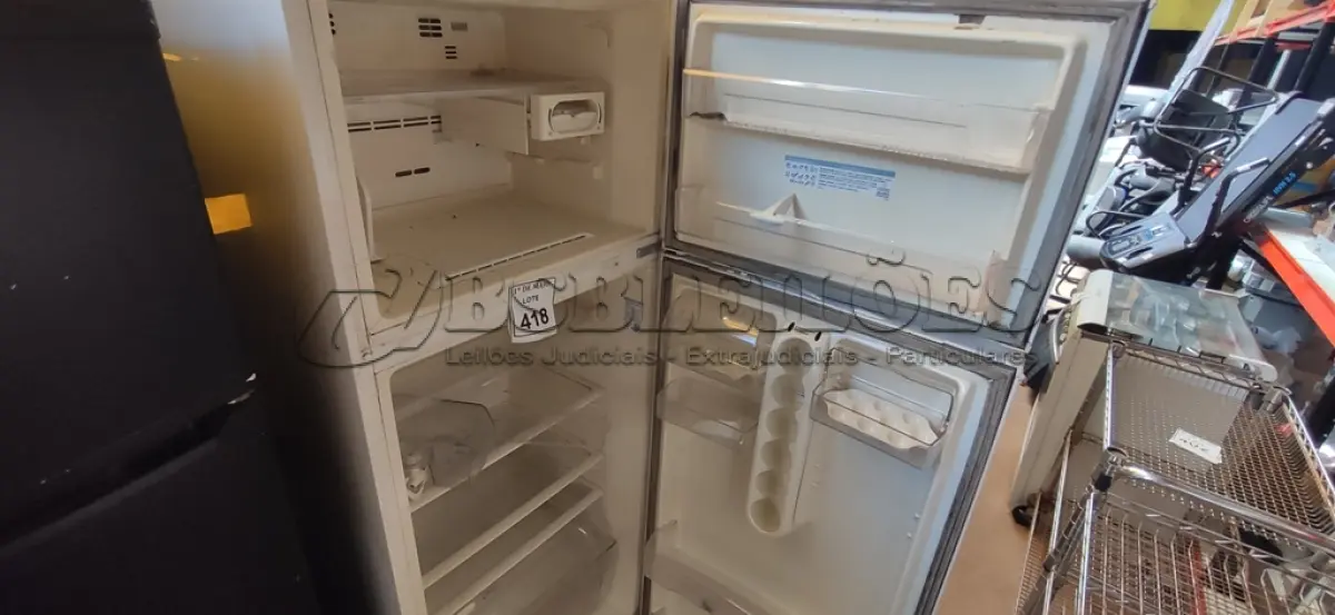 LOTE 418 - 01 GELADEIRA MARCA ELECTROLUX FROST FREE 220V COM AVARIAS. (NO ESTADO) ATENÇÃO! FAZER A VISITAÇÃO ANTES DE ARREMATAR, NÃO SABEMOS SE FUNCIONA. LEILÃO NÃO TEM GARANTIA E NEM DEVOLUÇÃO, SUJEITO A POSSÍVEIS AVARIAS VISÍVEIS/OCULTAS E/OU AUSÊNCIA DE COMPONENTES.